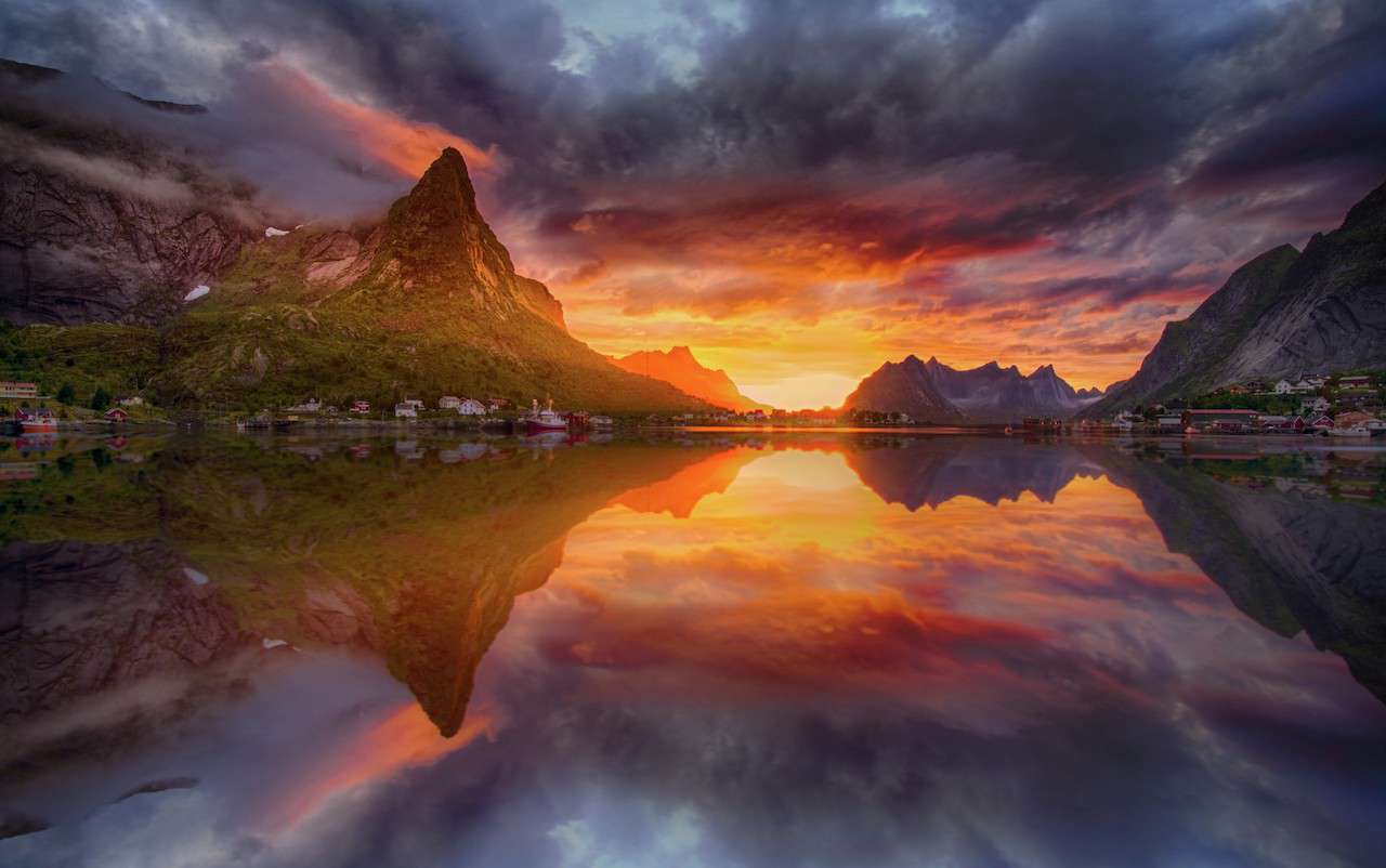 Midnight sun in Lofoten